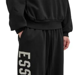 Fear Of God Essentials Heavy Fleece Relaxed Fit Black Sweatpants 8 Fear Of God Essentials Heavy Fleece Relaxed Fit Black Sweatpants -Creps Lockers fear of god essentials heavy fleece relaxed fit black sweatpants 130ho244460f model detail