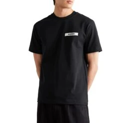 Jacquemus Grosgrain Brand Logo Tab Black T Shirt 7 Jacquemus Grosgrain Brand Logo Tab Black T Shirt -Creps Lockers jacquemus grosgrain brand logo tab black t shirt 245js208 2125 990 model front