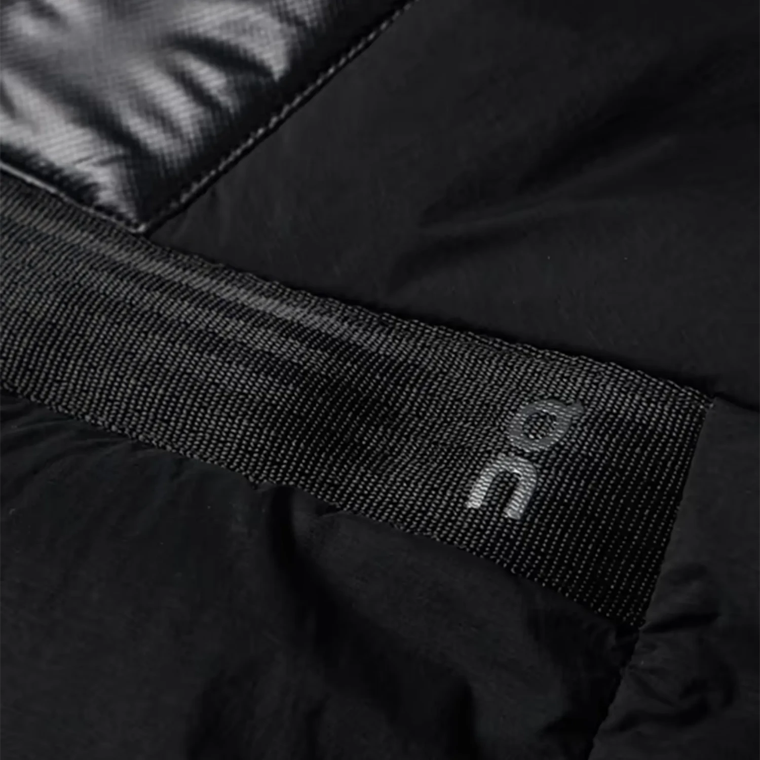 On Running Challenger Black Gilet 4 On Running Challenger Black Gilet - Image 4