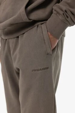 Logo Heavy Sweat Jogger Vintage Dust Brown -Creps Lockers 24055 PEGADOR Q4 Drop 1340 4d6347ae 47d1 4aa8 8883 8228b61ea43a
